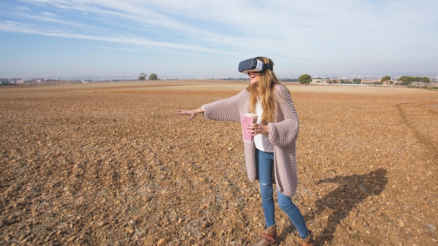 Speelse vrouw die van VR op gebied geniet