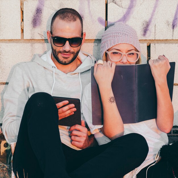 Gratis foto speelse vrouw met man die zich voordeed op camera