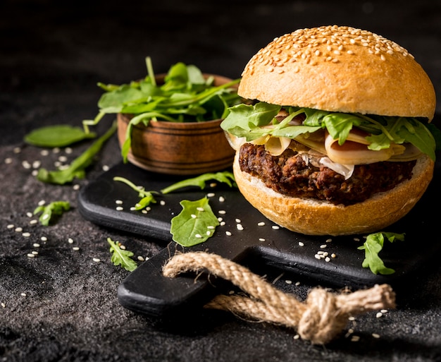 Spekburger met hoge hoek en salade