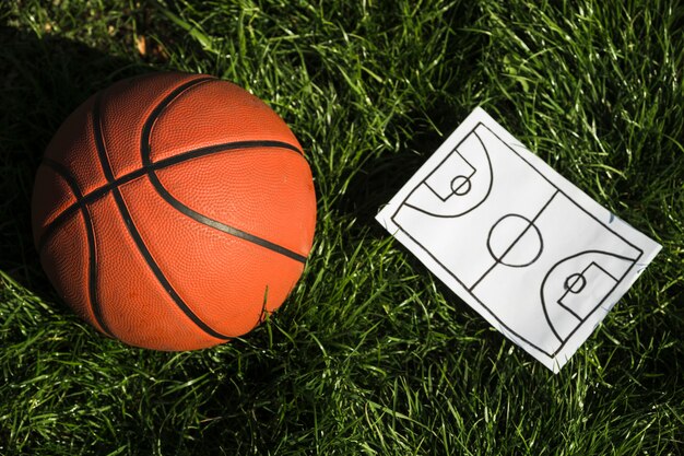 Spelplan en basketbal close-up