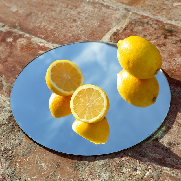 Gratis foto spiegel met verse citroenen
