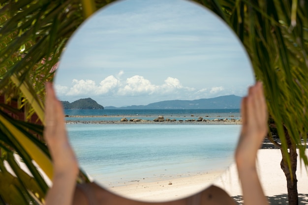 Gratis foto spiegelachtergrond met handen buitenshuis