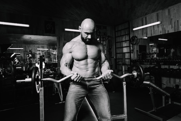 Gratis foto spier man met zware barbell