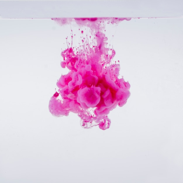 Splash van roze kleurstof