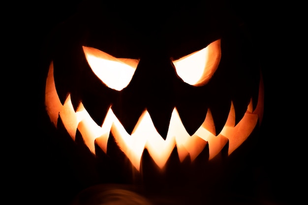 Spookachtig Halloween-pompoen gloeiend gezicht