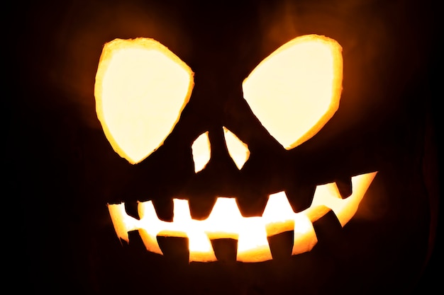 Spookachtig Halloween-pompoensnijwerk