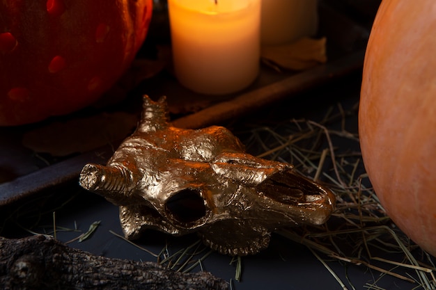Gratis foto spookachtige halloween gesneden pompoenlantaarn met aangestoken kaars