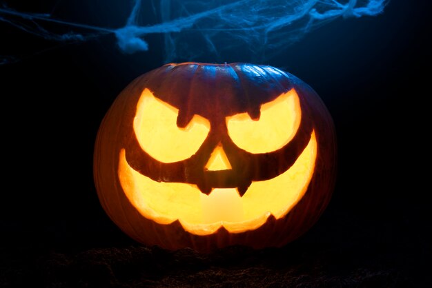 Spookachtige Halloween-pompoen met spinnenweb