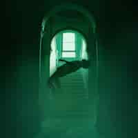 Gratis foto spookachtige scène met man die binnenshuis zweeft