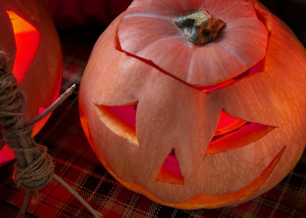 Gratis foto spooky halloween gesneden pompoenlantaarn met beeldje gemaakt van stokken