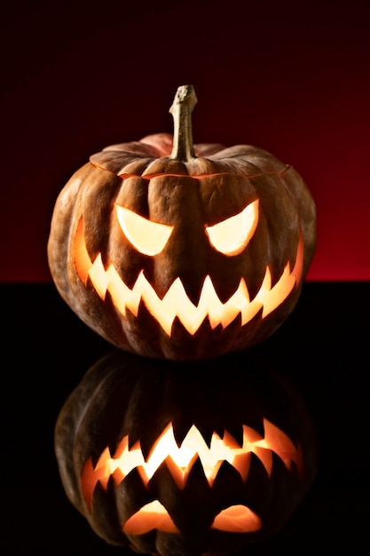 Spooky halloween pompoen beeldhouwwerk