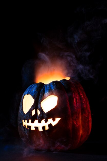 Spooky halloween pompoen beeldhouwwerk