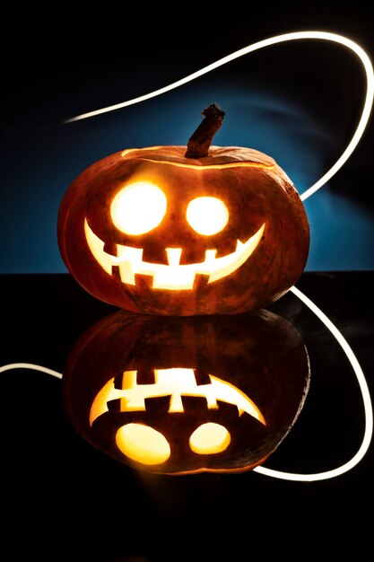 Spooky halloween pompoen beeldhouwwerk