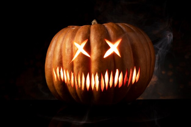 Spooky halloween pompoen beeldhouwwerk