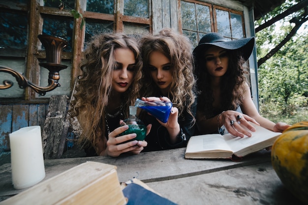 Spooky tieners experimenteren met potions