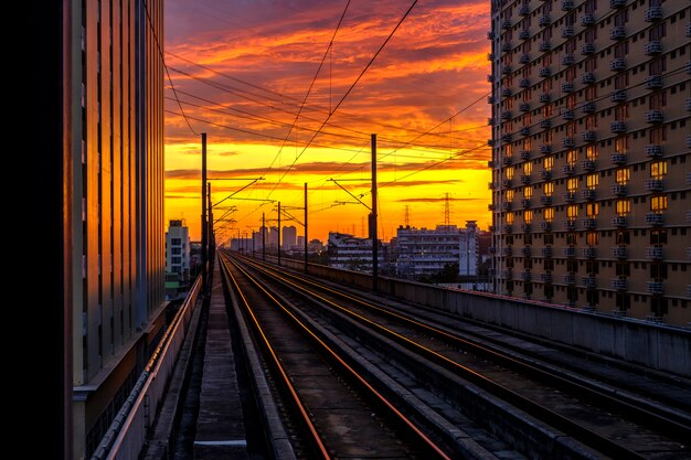 spoorlijn en zonsopgang