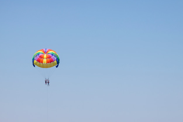 Gratis foto sport blauwe hemel zomer activiteit parasailing