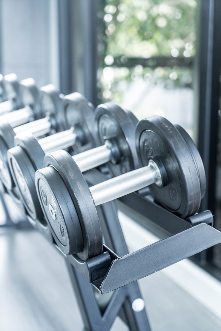 Gratis Foto sport dumbbells in de moderne sportclub.