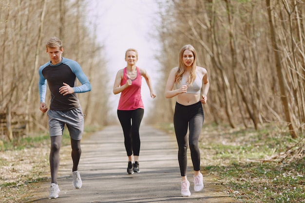 Sport familie training in een zomer bos