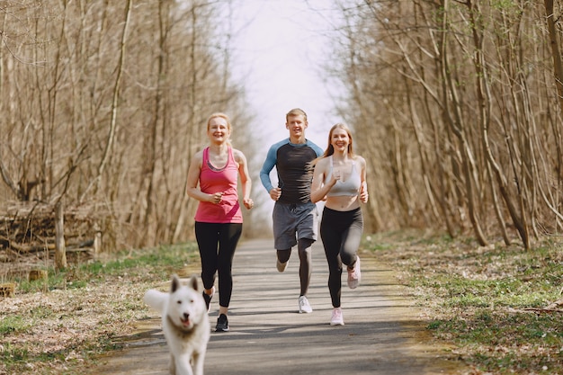 Sport familie training in een zomer bos