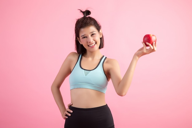 Sport gezonde vrouw die een rode appel houdt