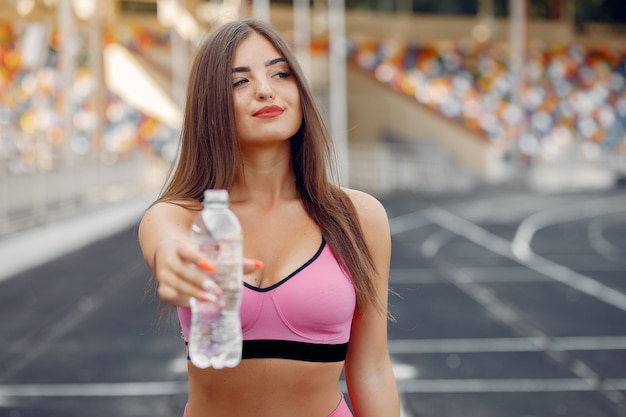 Sport meisje in een roze uniforme training in het stadion