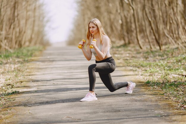 Sport meisje opleiding in een zomer-bos