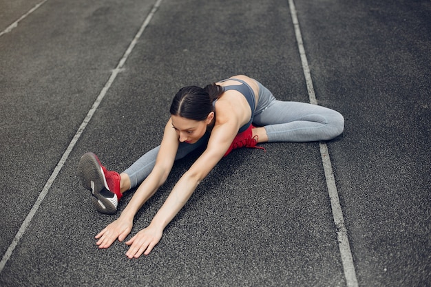 Sport meisje training in het stadion