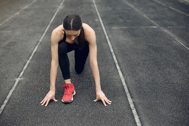 Sport meisje training in het stadion