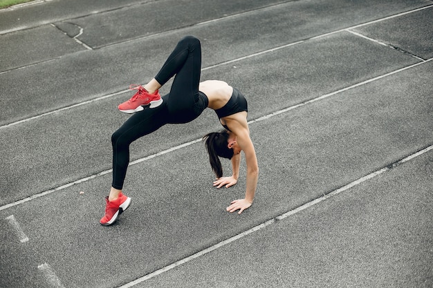 Sport meisje training in het stadion