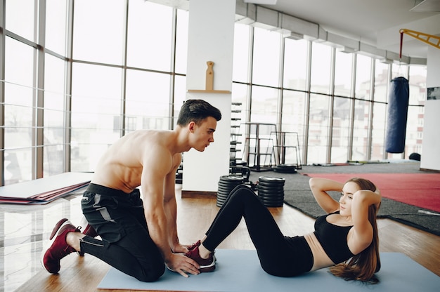 Sport paar in een ochtend sportschool