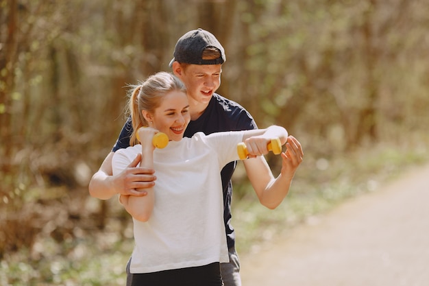 Sport paar training in een zomer forest