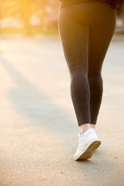 Sport vrouw in de straat