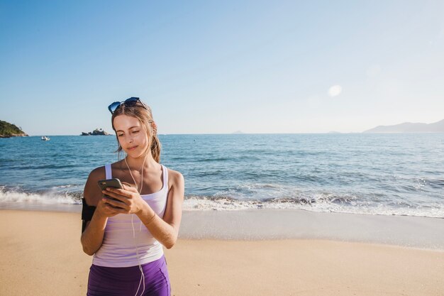 Sport vrouw texting met haar telefoon