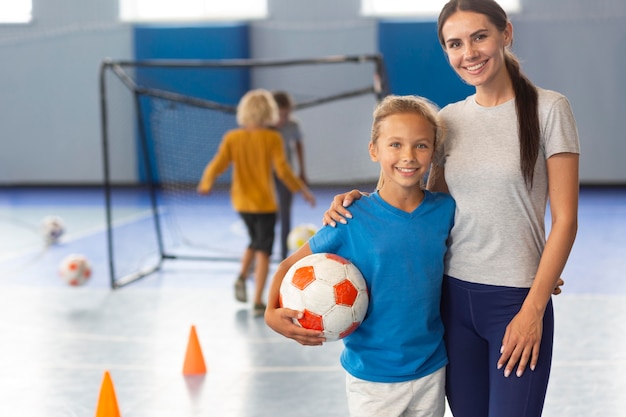 Sportdocent met haar leerlingen