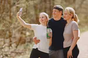 Gratis foto sportfamilie die zich in een de zomerbos bevindt