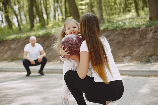 Sportfamilie in een de zomerbos