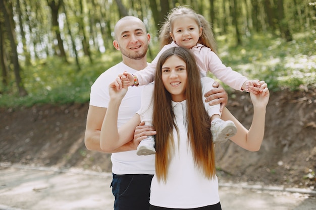 Sportfamilie in een de zomerbos