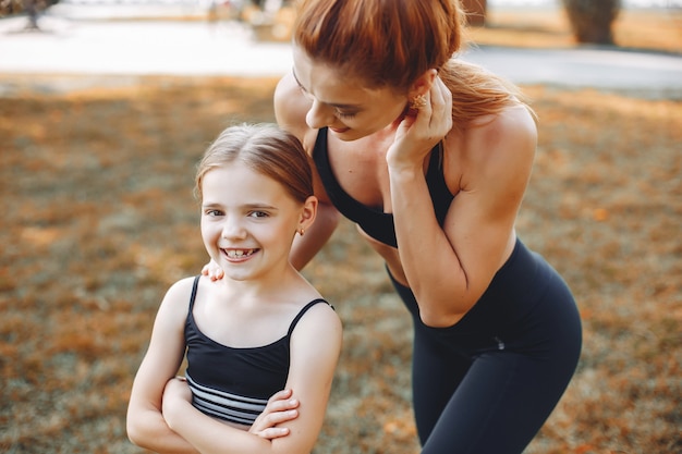 Sportfamilie in een de zomerpark