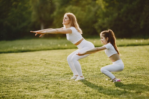 Sportfamilie in een zomerpark