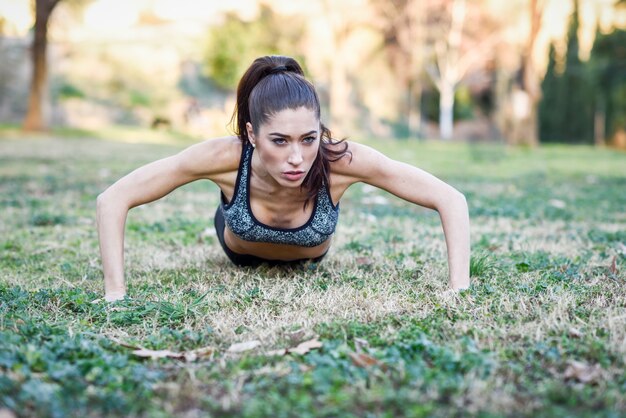 Sportief meisje doet push-ups buiten