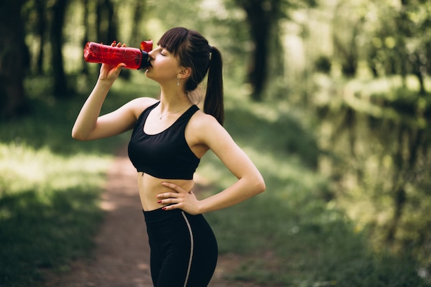 Sportief meisjes drinkwater in park