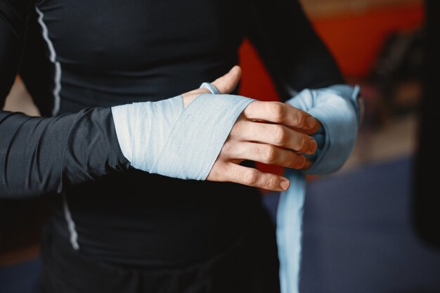 Sportieve man boksen. Foto van bokser op een ring. Kracht en motivatie