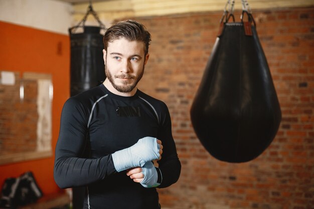 Sportieve man boksen. Foto van bokser op een ring. Kracht en motivatie