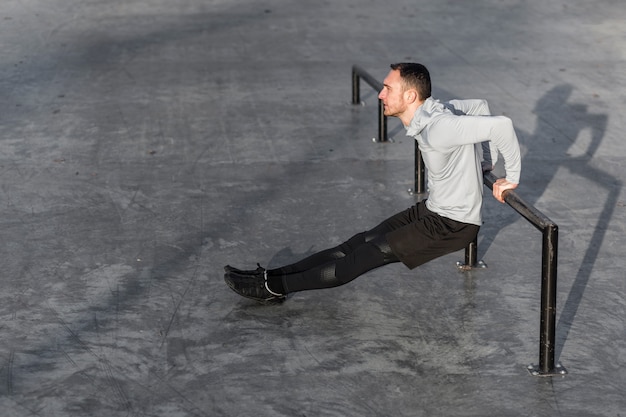 Sportieve man doet triceps oefeningen buiten