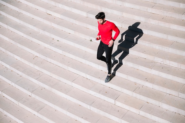 Sportieve man loopt naar beneden