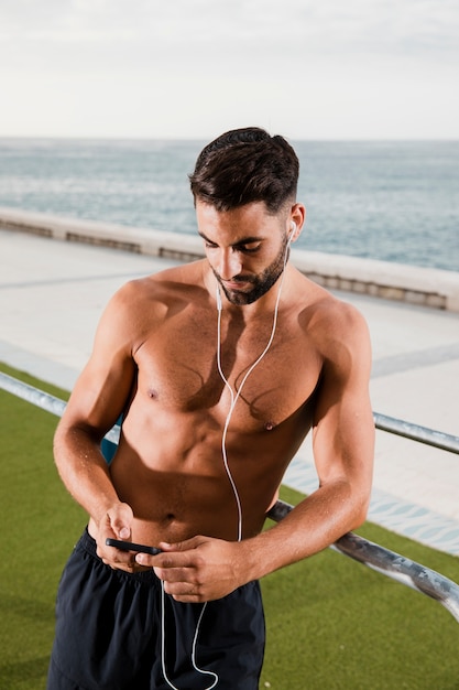 Sportieve man pauze luisteren muziek