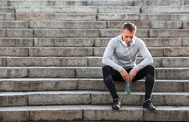 Sportieve man rust op trappen