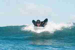 Gratis foto sportieve man surfen in hawaï