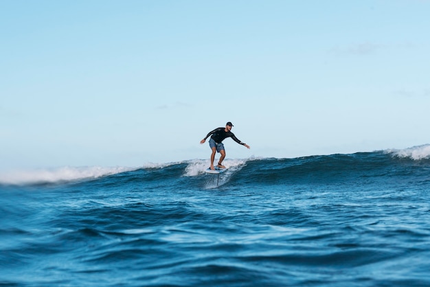 Gratis foto sportieve man surfen in hawaï